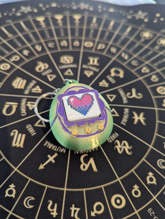 Tamagotchi-Fidget-Clicker 3D gedruckt und handbemalt