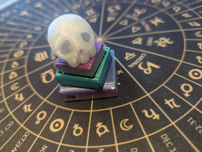 Glow in the Dark-Totenkopf auf Buchstapel-Fidget-Clicker 3D gedruckt