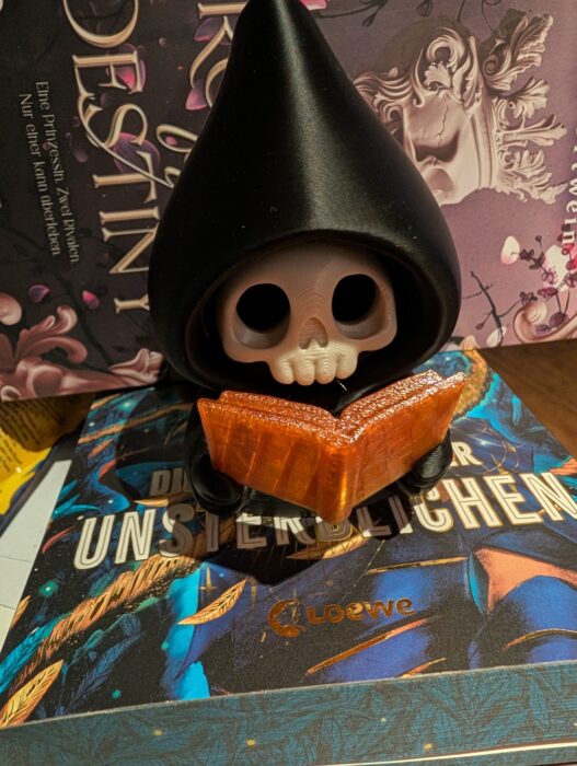3D gedruckter Grim Reaper, lesend